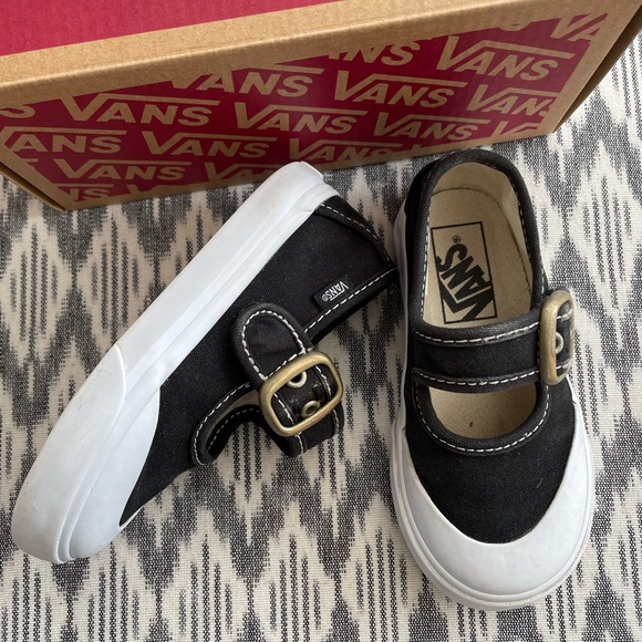 Vans: Toddler Black and white Mary Jane Shoes - Picture 1 of 17